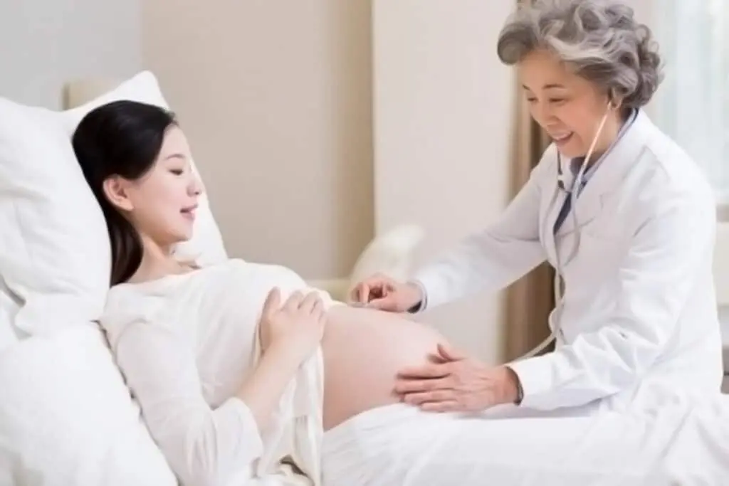 Mama gravidă fiind examinată de către medicul medical Beike