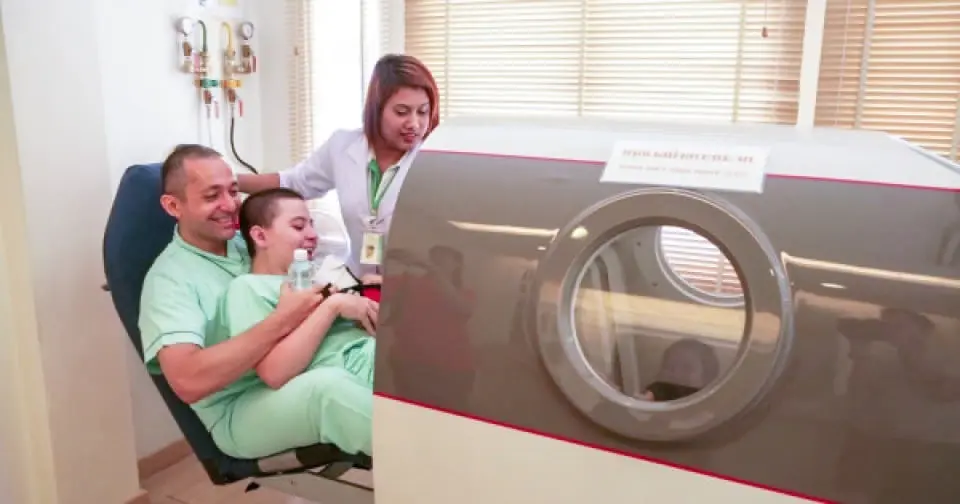 CP pacient care intră hyperbaric oxigen camera HBOT la o mai bună fiind Hospital