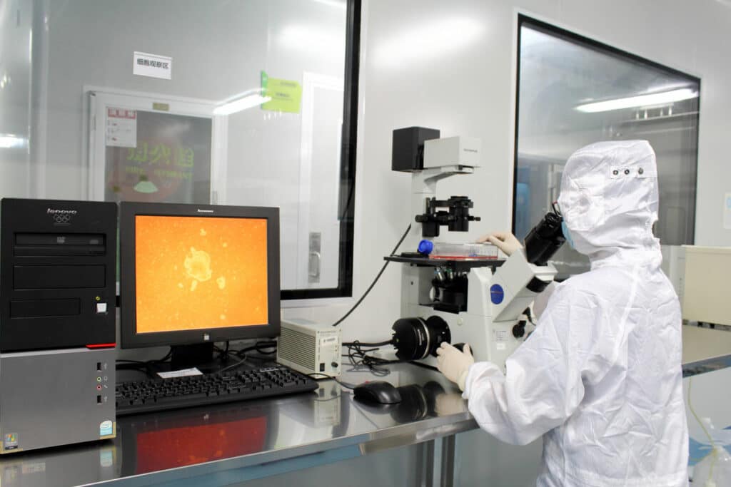 Inspecția de asigurare a calității pachetului de celule stem de către tehnicianul Beike